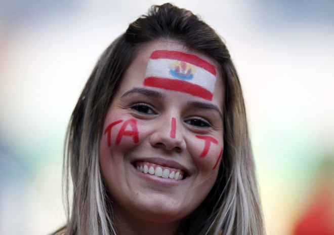 Torcedora pintou a bandeira do Taiti no rosto |