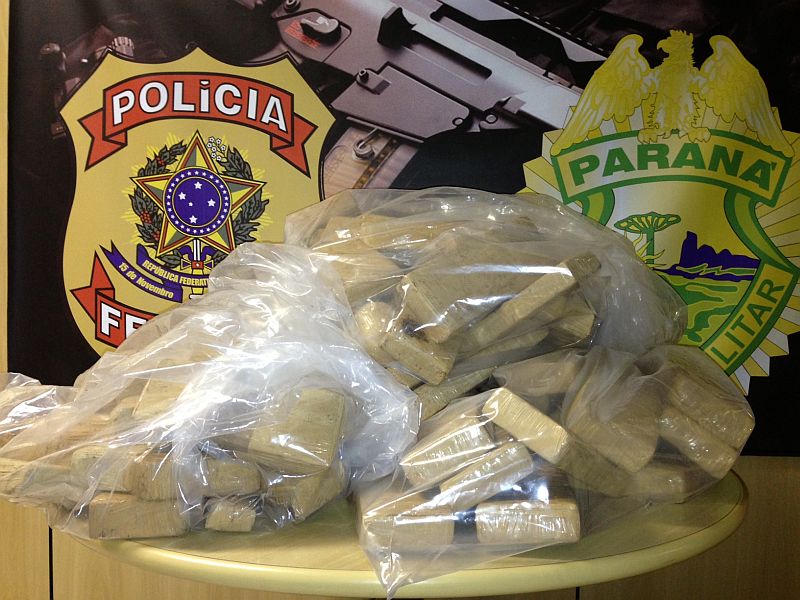 Prisão ocorreu durante flagrante da negociação da droga, na região do Círculo Militar. Droga foi apreendida em Santa Felicidade, depois de tentativa de fuga de um dos dois veículos envolvidos | Polícia Federal / Divulgação