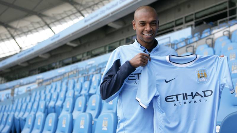 Fernandinho mostra a camisa que usará a partir da temporada 2013/2014 na Europa | Reprodução Facebook Manchester City