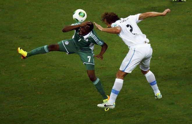 O nigeriano Musa reage após a disputa com Lugano |