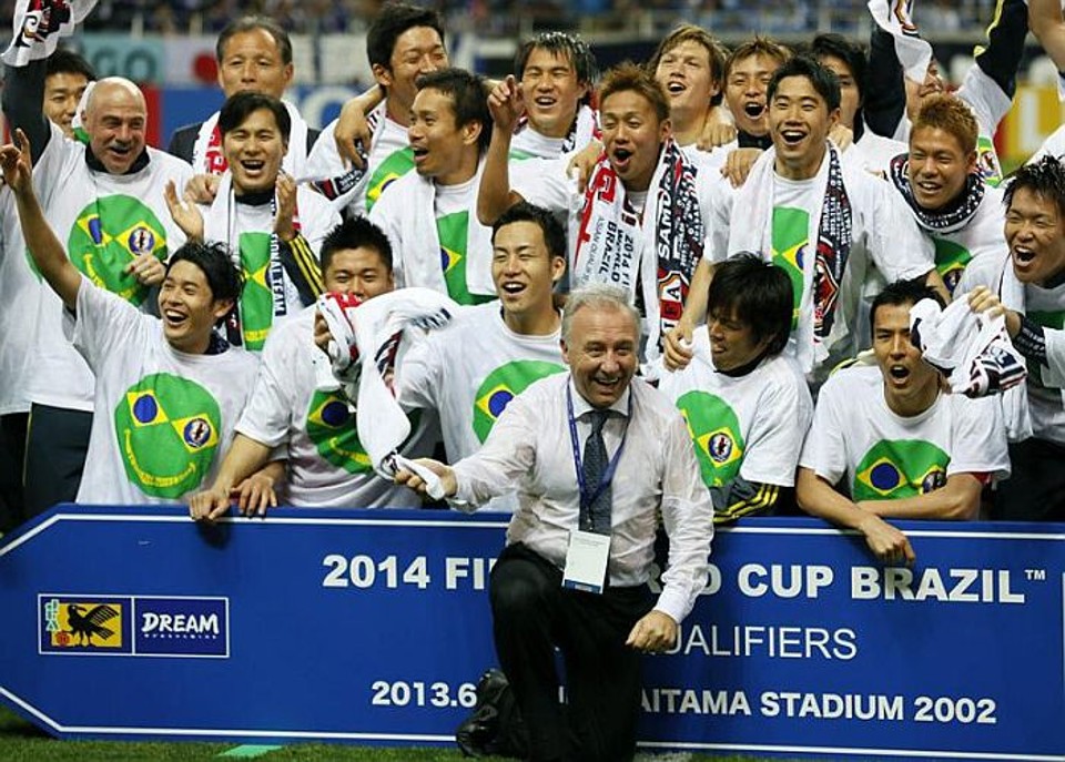 Japão é convocado para a Copa das Confederações Alberto Zaccheroni à frente da comemoração japonesa na classificação do Mundial - equipe oriental está definida para a Copa das Confederações | Kimimasa Mayama / EFE