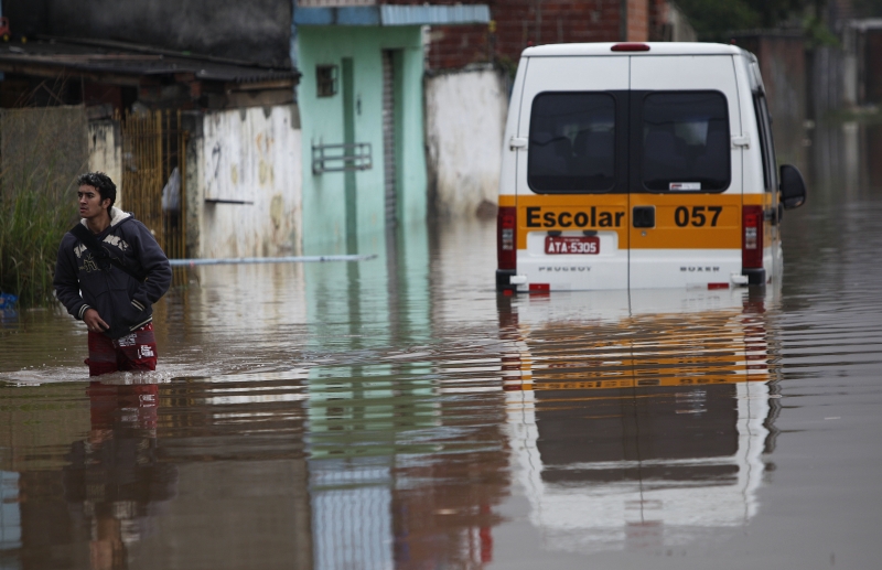 Inundação na CIC, ontem: morador caminha com água pelo joelho | Jonathan Campos/Gazeta do Povo