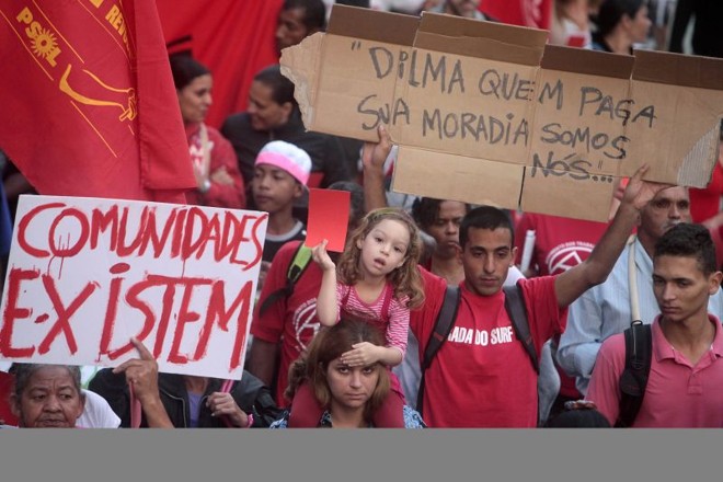 Mordomias: corta aqui, ganha ali:Um dos temas mais comuns nos cartazes de manifestantes é a rejeição às 