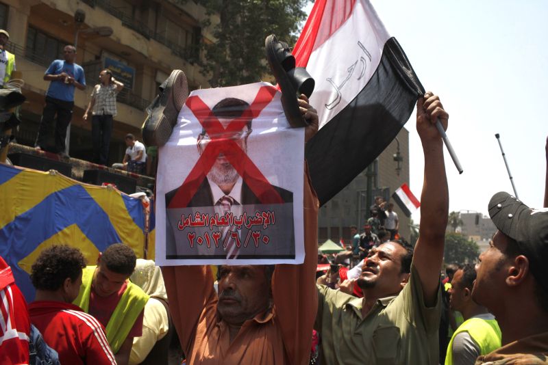 Manifestantes anti-Mursi protestam na Praça Tahir, no Cairo | REUTERS/Asmaa Waguih