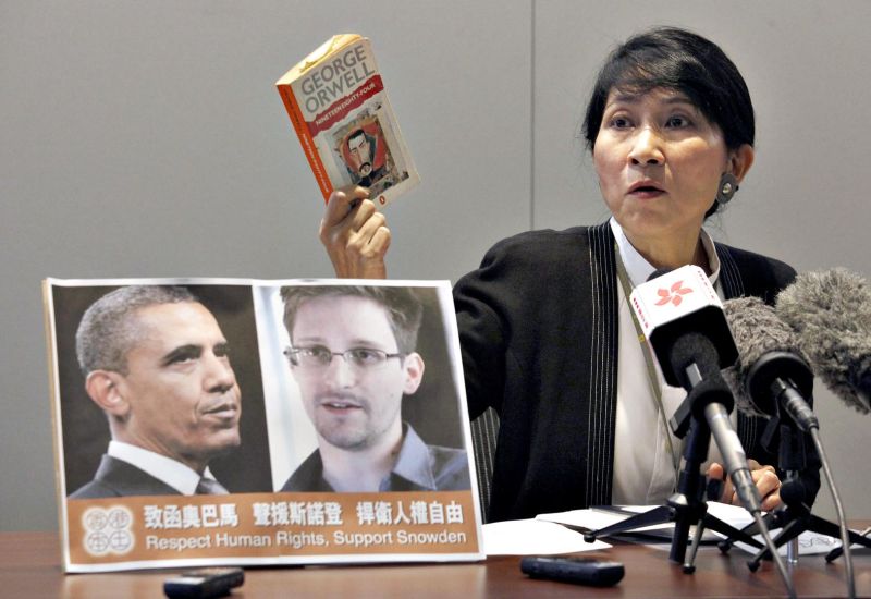 Parlamentar discursa em defesa de Snowden, em Hong Kong | Bobby Yip/Reuters