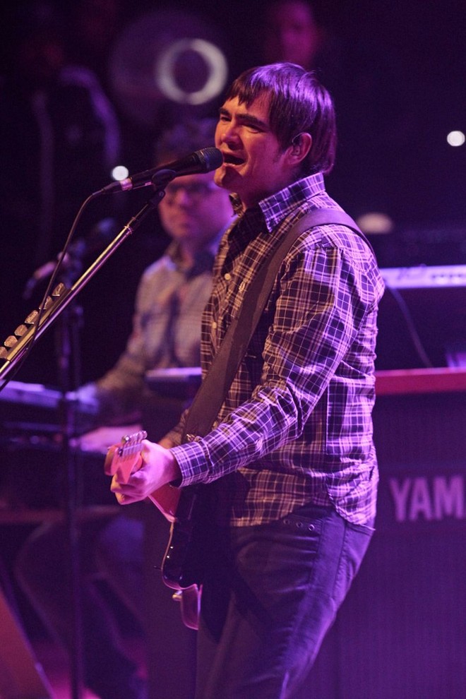 Samuel Rosa, no meio do show, disse ter um carinho especial pelo Paraná |