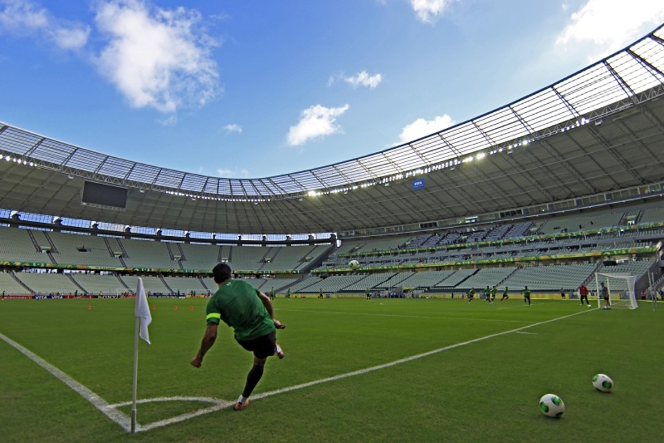 Atacante Hulk, um dos jogadores que declararam apoio aos protestos, cobra escanteio no Castelão, palco de R$ 518 milhões de dinheiro público | Albari Rosa, enviado especial/ Gazeta do Povo