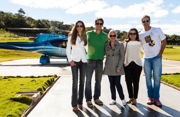 Os atores Marcio Garcia e Victor Fasano estiveram em Foz do Iguaçu para participar do Fórum Mundial do Meio Ambiente, no Hotel Mabu. Depois, sobrevoaram as Cataratas do Iguaçu de helicóptero, a convite da gerente de Comunicação e Marketing da Cataratas S/A, Juliane Poitevin (ao centro, de casaco). Também estavam a bordo Andrea Santa Rosa (à esq.), mulher de Marcio, e Daniela Filomeno, do Grupo Dória | Maíra Vieira