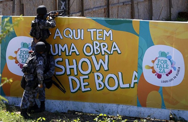 Policial atira contra manifestantes em Fortaleza |