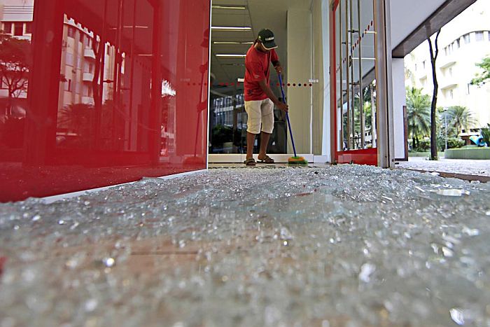 Funcionário limpa agência bancária apedrejada por manifestantes sábado em Belo Horizonte | Albari Rosa / Gazeta do Povo