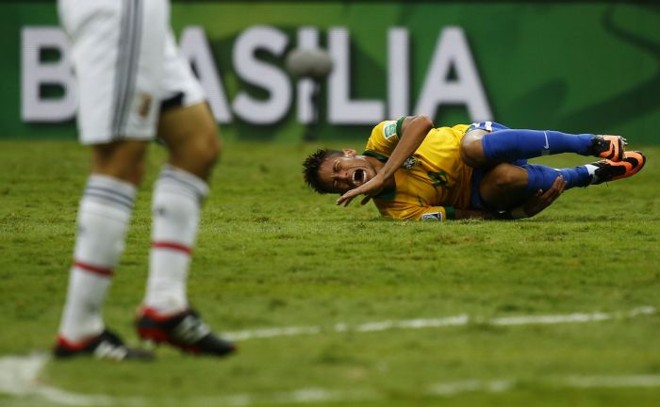 Dor: atacante Neymar após sofrer falta na intermediária | 