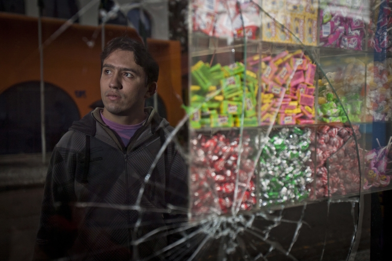 Adriano Candido, dono de uma banca de revista que foi depredada no Centro Cívico | Marcelo Andrade/Gazeta do Povo