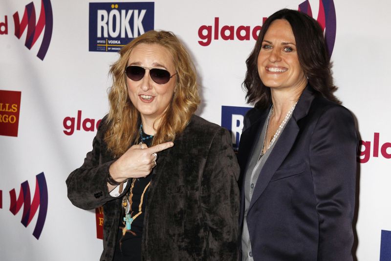 Cantora Melissa Etheridge (à esquerda) e a parceira, a atriz e produtora Linda Wallem | REUTERS/Fred Prouser/Files