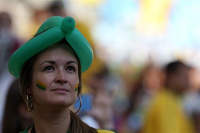 Torcedora acompanha o amistoso entre Brasil e Inglaterra no Maracanã |