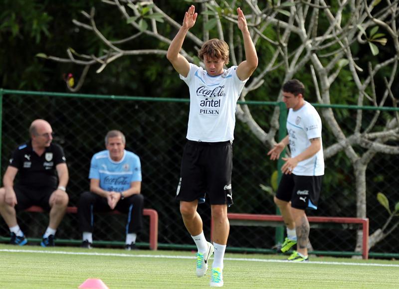 O jogador da seleção uruguaia Diego Lugano durante treino no Recife | EFE/Iván Franco
