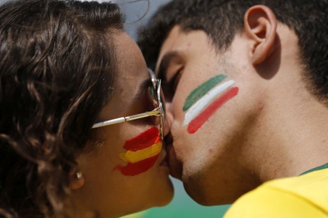 Torcedores de Espanha e Itália se beijam antes da semifinal | 