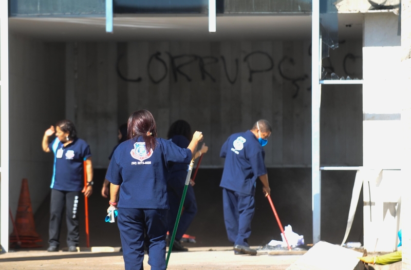 Serviço de Limpeza Urbana, com a ajuda de manifestantes, teve trabalho para limpar o rescaldo dos protestos de quinta-feira | Antonio Cruz/ Agência Brasil