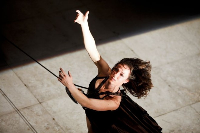 Companhia de dança italiana IL Posto faz coreografias no paredao do Teatro Guaíra | 