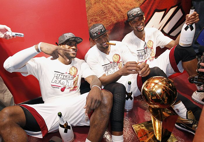 LeBron James, Dwyane Wade e Chris Bosh comemoram o título do Miami Heat na temporada 2012/2013 | Andrew Innerarity / Reuters