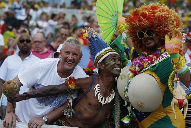 Torcida brasileira na reabertura do Maracanã |