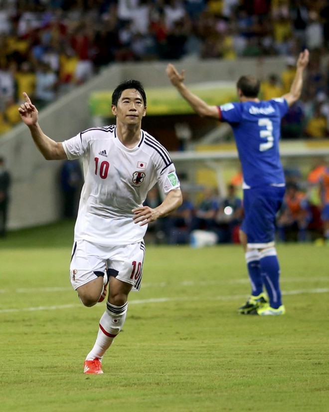 Kagawa vibra após marcar de pênalti para o Japão |