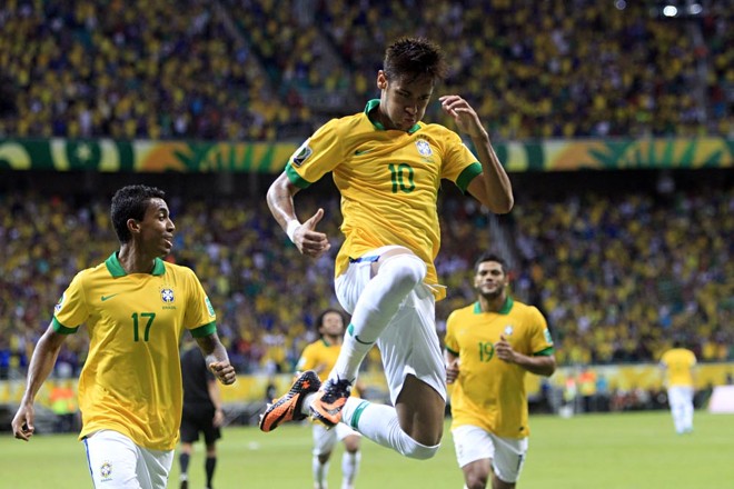 Neymar comemora o segundo gol do Brasil diante da Itália |