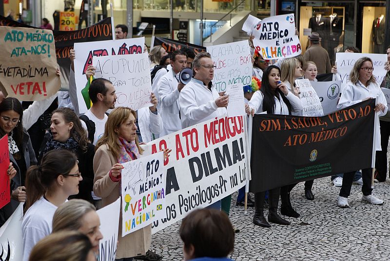 Cerca de 300 pessoas participaram na noite desta sexta-feira (29), em Curitiba, do protesto contra o projeto de lei que trata do chamado Ato Médico | Hugo Harada/Agência de Notícias Gazeta do Povo