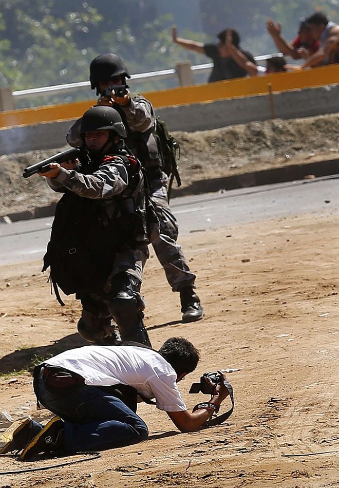 Policial atira contra a multidão no protesto em Fortaleza |