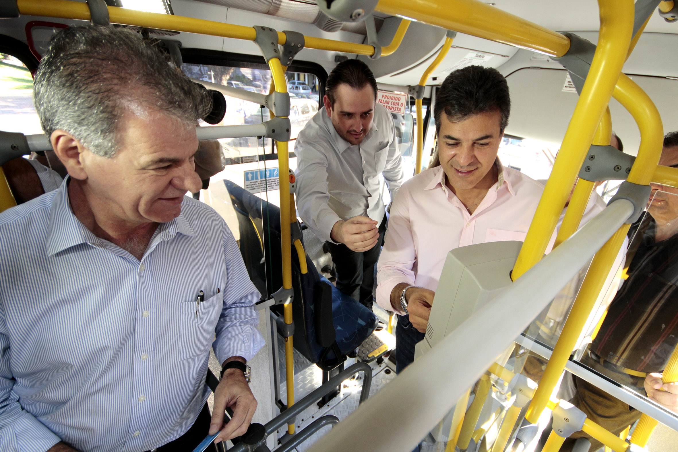 As novas tarifas já levam em conta a desoneração dos impostos federais PIS/Cofins, do Imposto Sobre Serviços (ISS), além da isenção do ICMS para o óleo diesel, regulamentada pelo governador Beto Richa, que participou do anúncio em Maringá ao lado do prefeito Roberto Pupin | Ivan Amorin