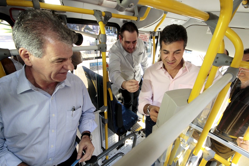 As novas tarifas já levam em conta a desoneração dos impostos federais PIS/Cofins, do Imposto Sobre Serviços (ISS), além da isenção do ICMS para o óleo diesel, regulamentada pelo governador Beto Richa, que participou do anúncio em Maringá ao lado do prefeito Roberto Pupin | Ivan Amorin