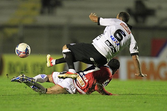 Rubinho luta pela bola na partida contra o ASA |