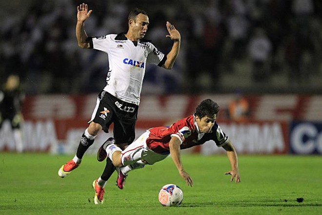 Ronyeri sofre falta na partida contra o ASA |