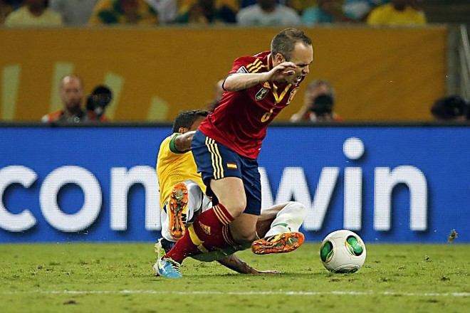 Iniesta sofre falta durante a final | 