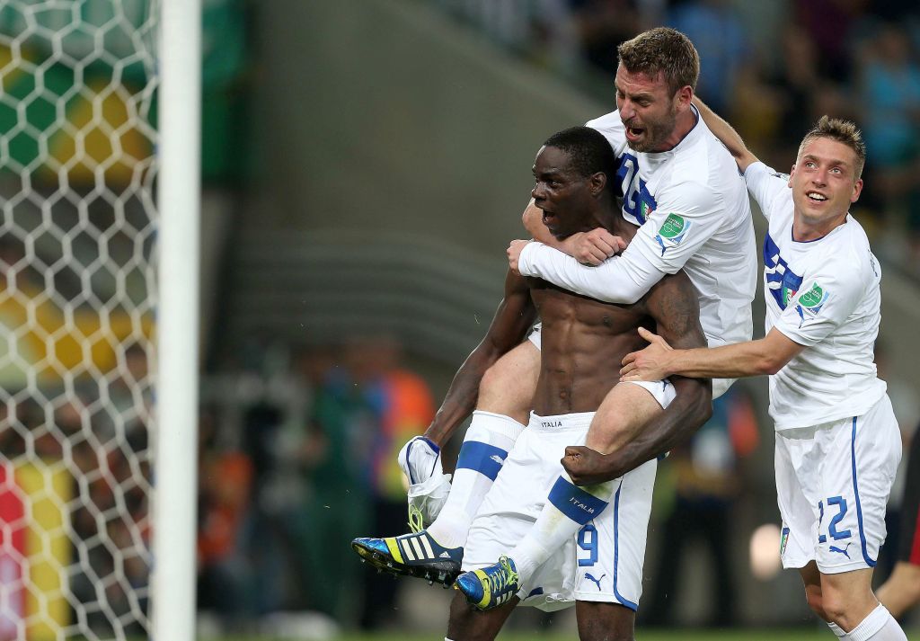 Mario Balotelli vibra com o gol da vitória | EFE