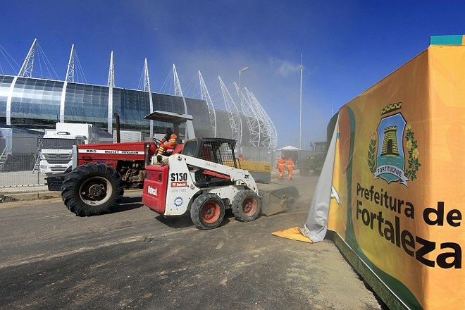 Máquinas trabalham no entorno do Castelão a dois dias do jogo do Brasil com o México | 