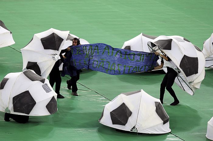 Voluntários entraram com faixa contra a privatização do Maracanã durante a festa de encerramento da Copa das Confederações | Paulo Whitaker / Reuters