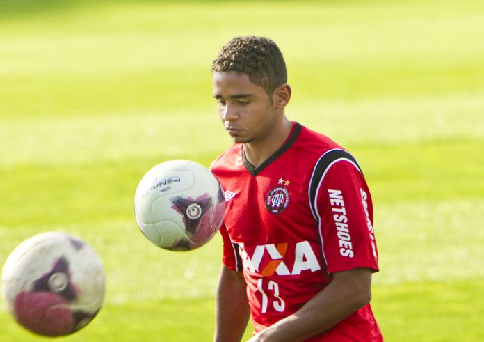 Volante Deivid deve ser a única novidade no Atlético que enfrenta o Vitória no domingo | Antônio Costa /Gazeta do Povo