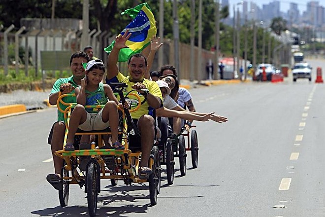 Família a caminho do Castelão de bicicleta no protesto antes do jogo do Brasil |
