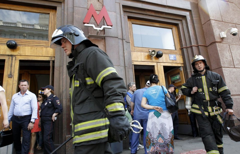 Passageiros são retirados de metrô de Moscou após incêndio Bombeiros evacuam os passageiros da Estação Okhotny Ryad | Reuters/Sergei Karpukhin