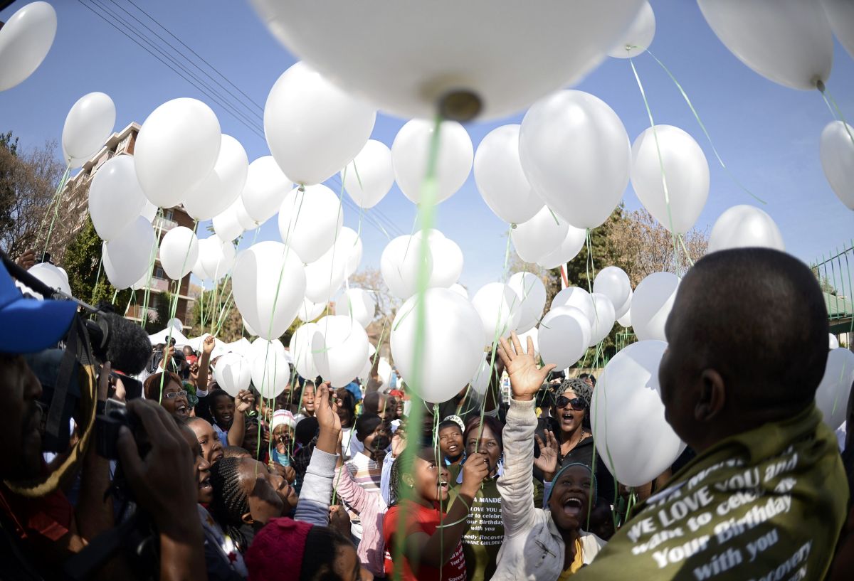 Crianças soltam 95 balões brancos para preparar a festa de aniversário de 95 anos de Nelson Mandela. Evento ocorreu do lado de fora do hospital onde o ex-presidente está internado | Reuters/Dylan Martinez
