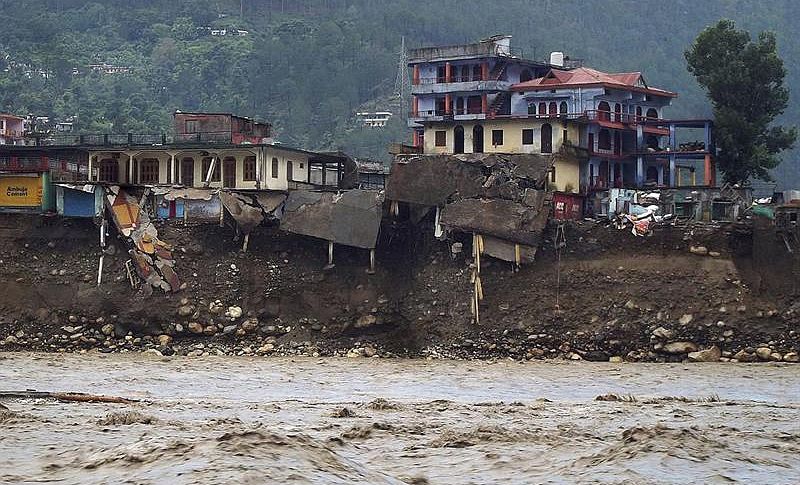 Casas danificadas às margens do Rio Ganges, em Uttarkashi, na Índia | EFE/Str