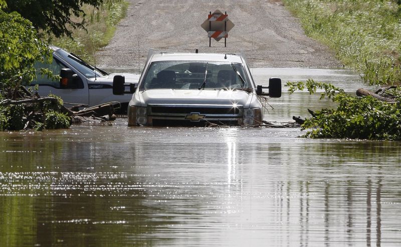 Duas picapes imersas na NW 23rd Street em El Reno, Oklahoma | Bill Waugh/REUTERS