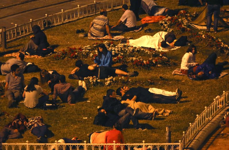 Manifestantes passam a noite acampados na praça Taksim, em Istambul | REUTERS/Yannis Behrakis