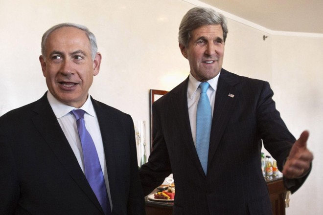 Kerry (à dir.) e Netanyahu posam para foto após o encontro em Jerusalém | Reuters/Jacquelyn Martin/Compartilhamento