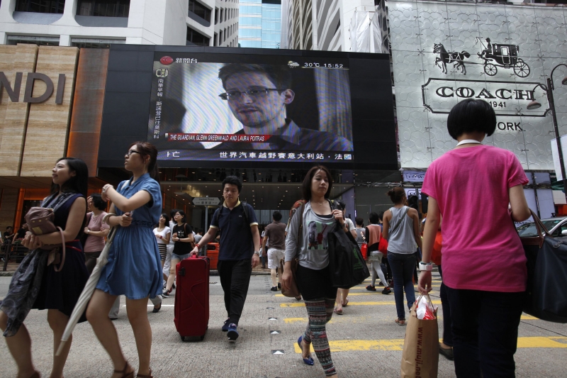 Telão em shopping center honconguês dá a notícia de que Edward Snowden deixou Hong Kong rumo a Moscou, na Rússia | Bobby Yip/Reuters