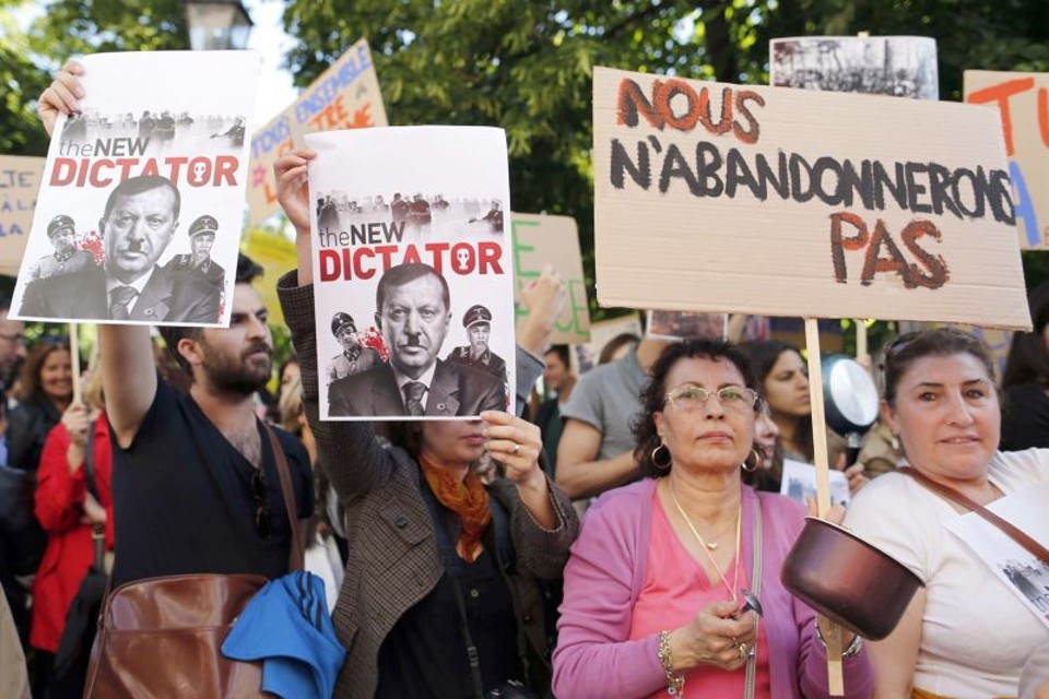 Vice-premiê turco pede desculpas e propõe encontro com manifestantes Manifestantes exibem cartazes com foto do primeiro-ministro Erdogan caracterizado de Hitler | Benoit Tessier/Reuters