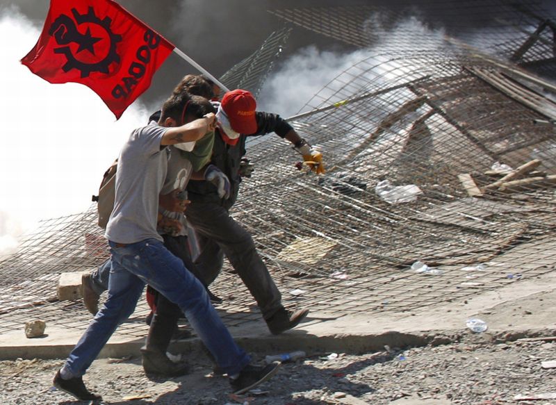 Manifestantes fogem da polícia na Praça Taksim, em Istambul | Murad Sezer/Reuters