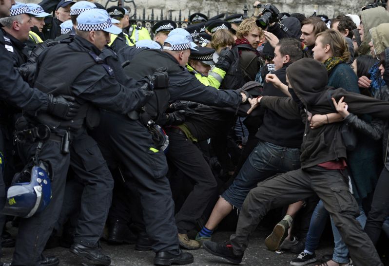 Partidários antifascistas contra a manifestação realizada pelo partido Partido Nacional Britânico, de extrema-direita, contra a morte de um soldado britânico, briga com a polícia no centro de Londres | REUTERS/Dylan Martinez