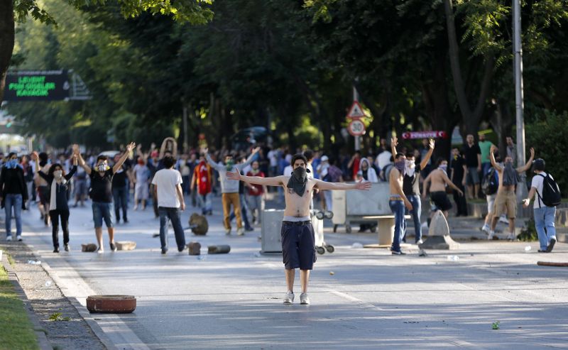 Jovens de Istambul tomaram o centro da cidade e se chocaram com a polícia durante dois dias de protestos | Murad Sezer/Reuters
