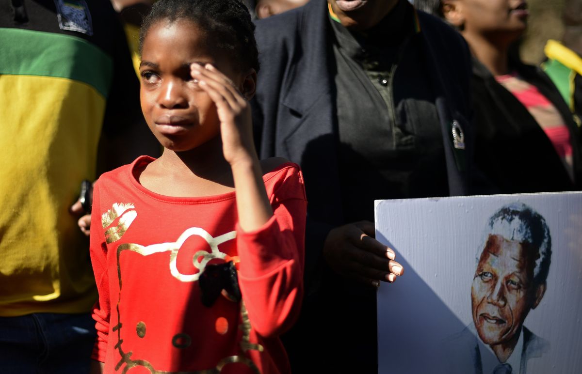 Menina chora do lado de fora do hospital onde está internado o ex-presidente sul-africano Nelson Mandela | Reuters/Dylan Martinez